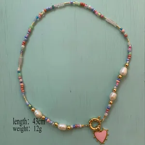Collier de perles fait main avec perles d'eau douce baroques et pendentif cœur rose