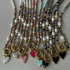 Collection de colliers de perles faits main avec perles baroques et pendentifs cœurs