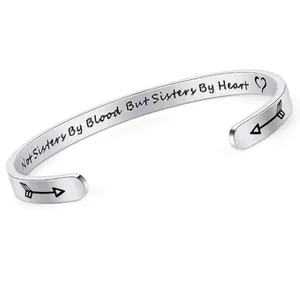 Detailansicht der eingravierten 'Sisters By Heart' Schrift auf dem Edelstahlarmband