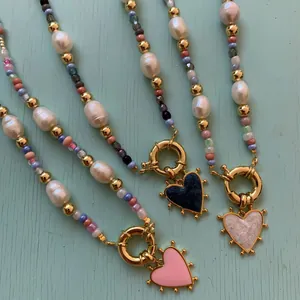Vue détaillée de colliers en perles baroques faits main avec perles et pendentifs cœur