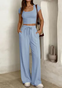 Détail de l'ensemble deux pièces bleu clair côtelé avec pantalon large taille haute