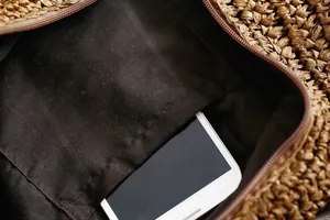 Gros plan sur la doublure intérieure et la poche du sac en corde de papier tissée
