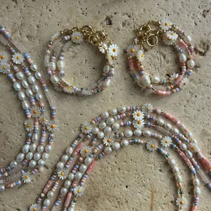 Élégant ensemble de collier et bracelet fait main en perles baroques et marguerites