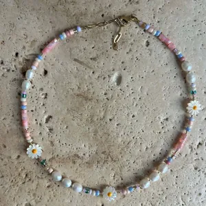 Collier de perles coloré fait main avec perles d'eau douce baroques et marguerites