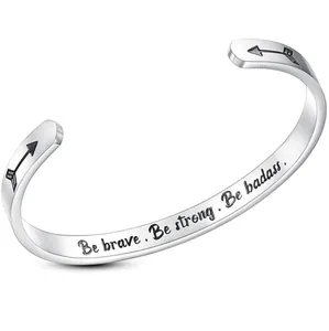 Silberner 6mm Edelstahl-Armreif mit graviertem Spruch 'Be brave, Be strong, Be badass'