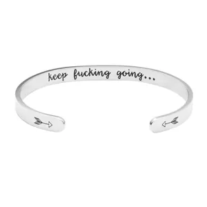 Inspirierendes Edelstahl C-Armband mit 'keep fucking going' Gravur für Damen und Herren