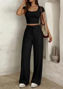 Completo nero da donna in due pezzi con crop top e pantaloni a gamba larga a vita alta