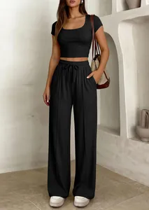 Ensemble deux pièces noir côtelé avec haut court et pantalon large porté par mannequin