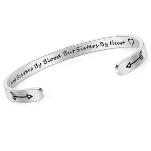 Bracelet jonc en acier inoxydable argenté gravé avec motifs de cœur et flèche