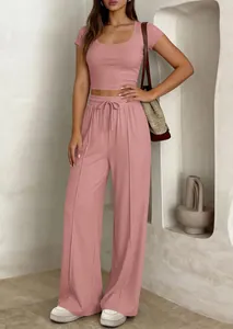 Ensemble deux pièces côtelé rose pour femme avec crop top manches courtes et pantalon