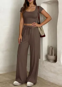 Vue détaillée d'un ensemble côtelé 2 pièces pour femme avec crop top et pantalon large