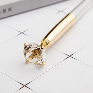 Eleganter goldener Metall-Kugelschreiber mit einem großen, facettierten Kristall-Diamanten