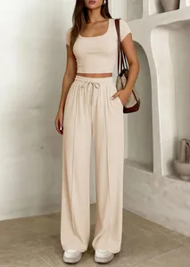 Vue complète d'un ensemble beige côtelé avec un pantalon taille haute et un top