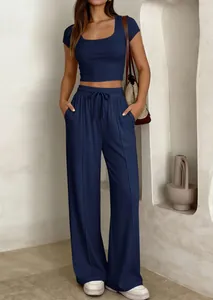 Ensemble décontracté bleu marine avec pantalon large taille haute et haut court à manches courtes