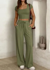 Ensemble chic deux pièces vert olive avec haut court et pantalon large pour femme