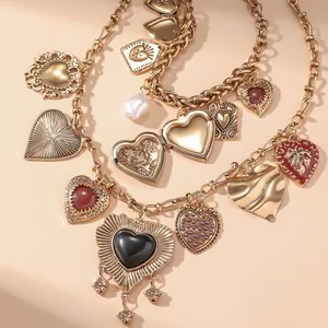 Collana vintage color oro a strati con ciondoli a forma di cuore e perla finta