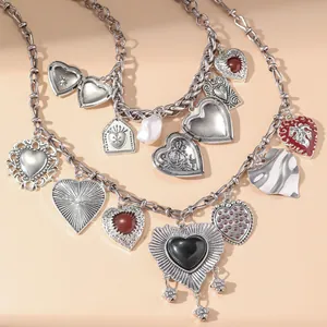 Primo piano di una collana vintage a strati con vari ciondoli a forma di cuore