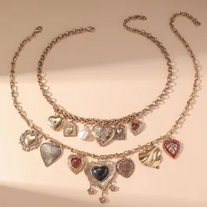 Collana vintage color oro con ciondoli a cuore, design multistrato e accenti di perle.