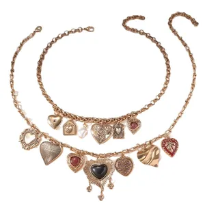 Collana a strati vintage color oro con ciondoli a cuore e nappe dal design sofisticato