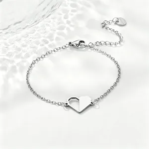 Minimalistische roestvrijstalen armband met een holle harthanger voor dames, zilverkleur