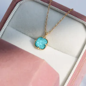 Dettaglio di una collana con ciondolo in cristallo turchese quadrato in argento 925