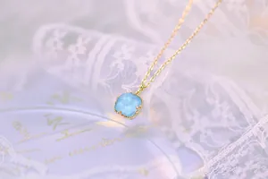 Dettaglio di una collana in argento 925 con ciondolo quadrato in cristallo azzurro.