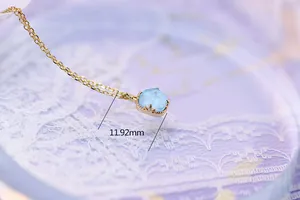 Dettaglio ravvicinato collana con pendente in cristallo blu, larghezza 11,92 mm.
