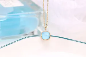 Dettaglio collana vintage in argento con ciondolo in cristallo blu quadrato