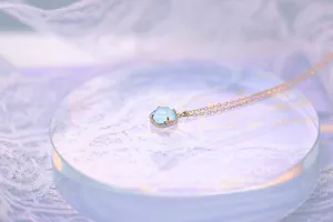 Vista dettagliata della collana in argento S925 con gemma blu in montatura a corona vintage