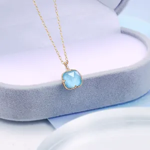 Elegante collana a catena dorata con ciondolo quadrato in cristallo azzurro