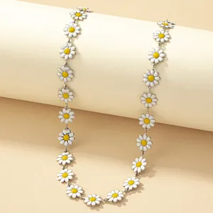 Vintage ins style small daisy floral necklace with white petals and yellow centers