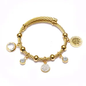 Détail du bracelet câble plaqué or 18K avec l'arbre de vie et des breloques en cristal