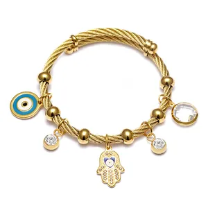 Détail du bracelet en acier inoxydable plaqué or 18K avec breloques Evil Eye et Hamsa