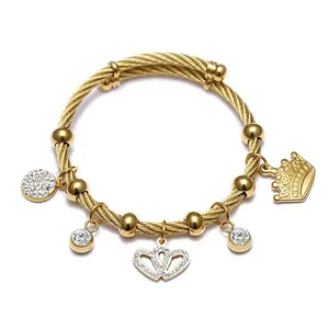 Bracelet câble en acier inoxydable plaqué or 18 carats avec breloques cœur et couronne.