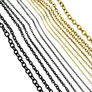 Détail de chaînes en O et croisées en acier inoxydable finitions noir et doré