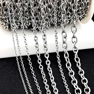 Gros plan de différentes tailles de chaînes en acier inoxydable pour bijoux DIY