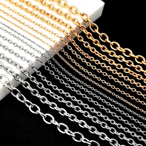 Détail macro de chaînes de collier DIY en acier inoxydable de différentes largeurs et couleurs