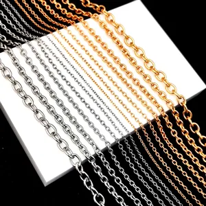 Détail macro de chaînes à maillons en acier inoxydable en or, or rose et argent poli