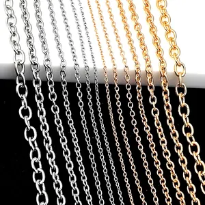 Vue détaillée d'une gamme de chaînes en O en acier inoxydable en finitions argent et or