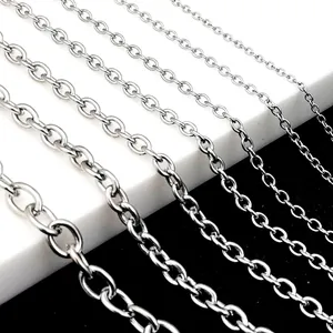 Vue détaillée de différentes tailles de chaînes en O en acier inoxydable pour bijoux.