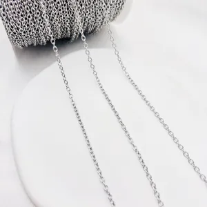Vue détaillée en gros plan de la chaîne en O en acier inoxydable pour bijoux DIY