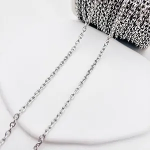 Détail macro d'une chaîne à maillons en acier inoxydable pour la création de bijoux DIY