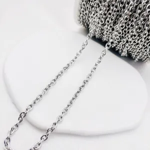 Détail en gros plan des maillons de chaîne en O en acier inoxydable pour bijoux DIY
