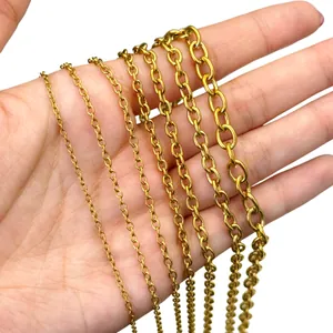 Vue détaillée de plusieurs tailles de chaînes en acier inoxydable doré pour bijoux DIY