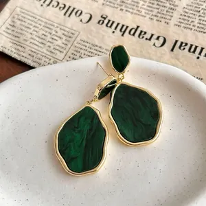 Vintage irregular green marbled emerald gold-rimmed drop earrings for elegant women