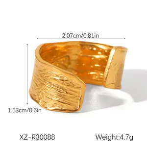Détails des dimensions d'une bague ajustable en acier doré rétro à texture martelée