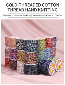 Nahaufnahme von bunten Baumwollgarnspulen mit Goldfaden für DIY-Schmuckherstellung.
