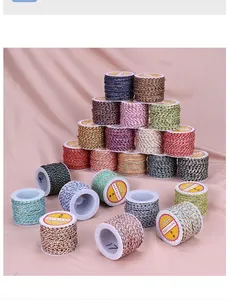 Eine Vielzahl von lebhaften viersträngigen Baumwollkordeln mit goldenen Akzenten für DIY