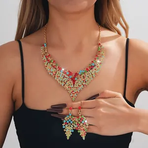 Overdreven veelkleurige strass ketting en oorbellen set voor elegante avondkleding