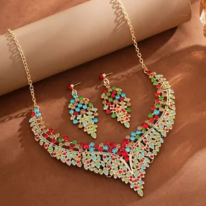 Luxe set van kleurrijke strass ketting en oorbellen voor elegante avondjurken en galafeesten